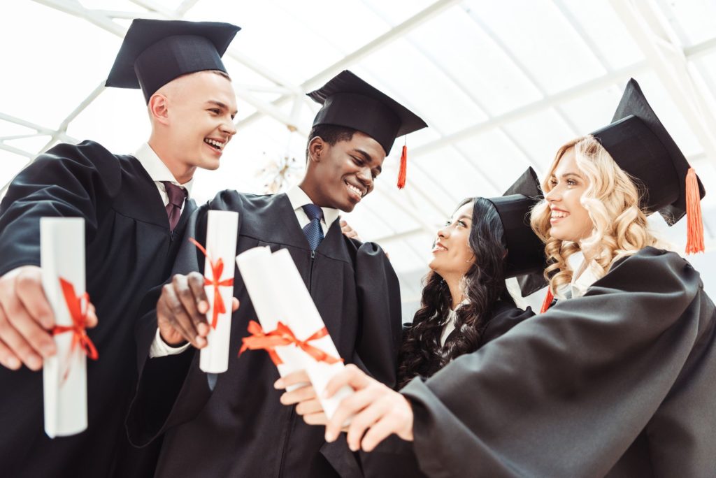 Numa Cerimônia De Formatura De Uma Faculdade