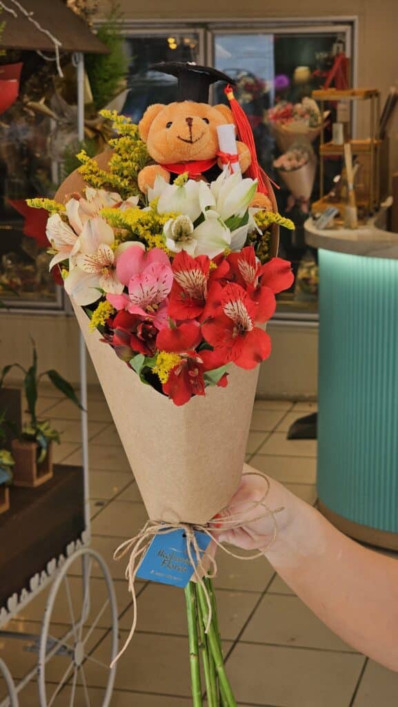 Buquê de astromélias coloridas com urso de pelúcia de formatura, presente delicado para formandos em Belo Horizonte