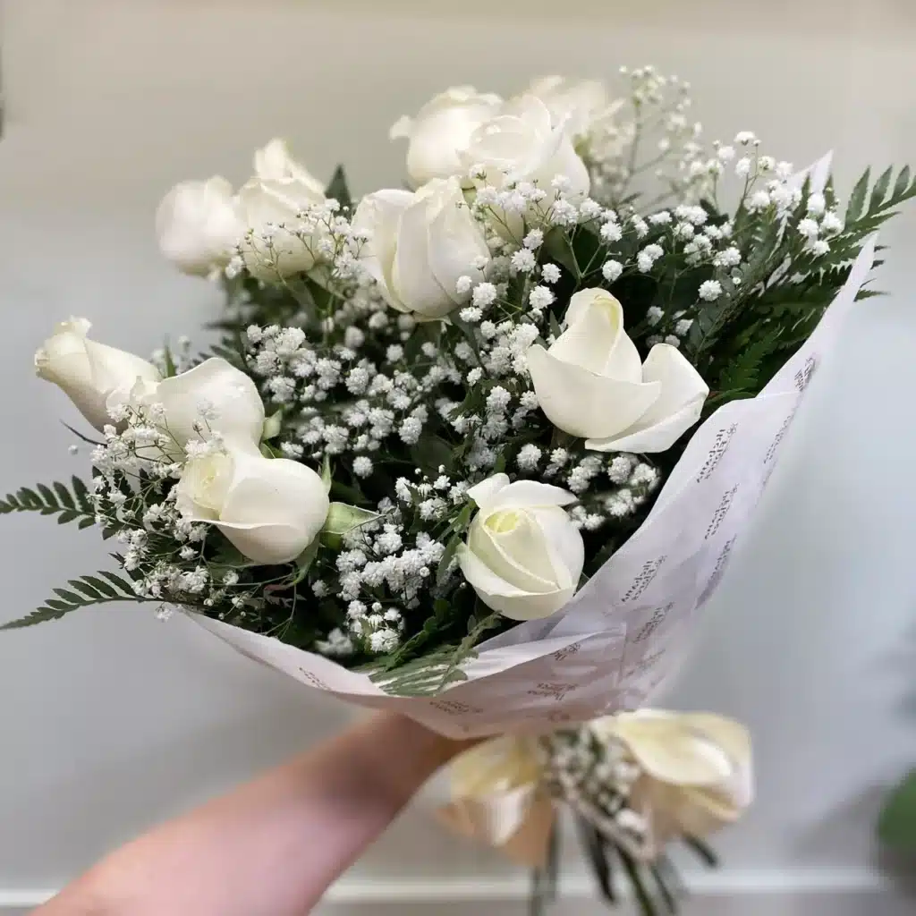 Buquê de rosas brancas com mosquitinho e folhagens, opção delicada e elegante para presente