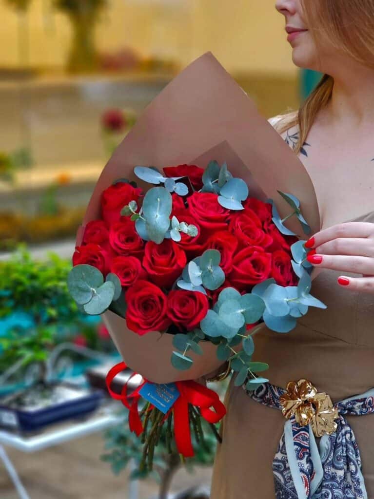 Buquê de rosas vermelhas com eucalipto em embalagem sofisticada, presente romântico em Belo Horizonte