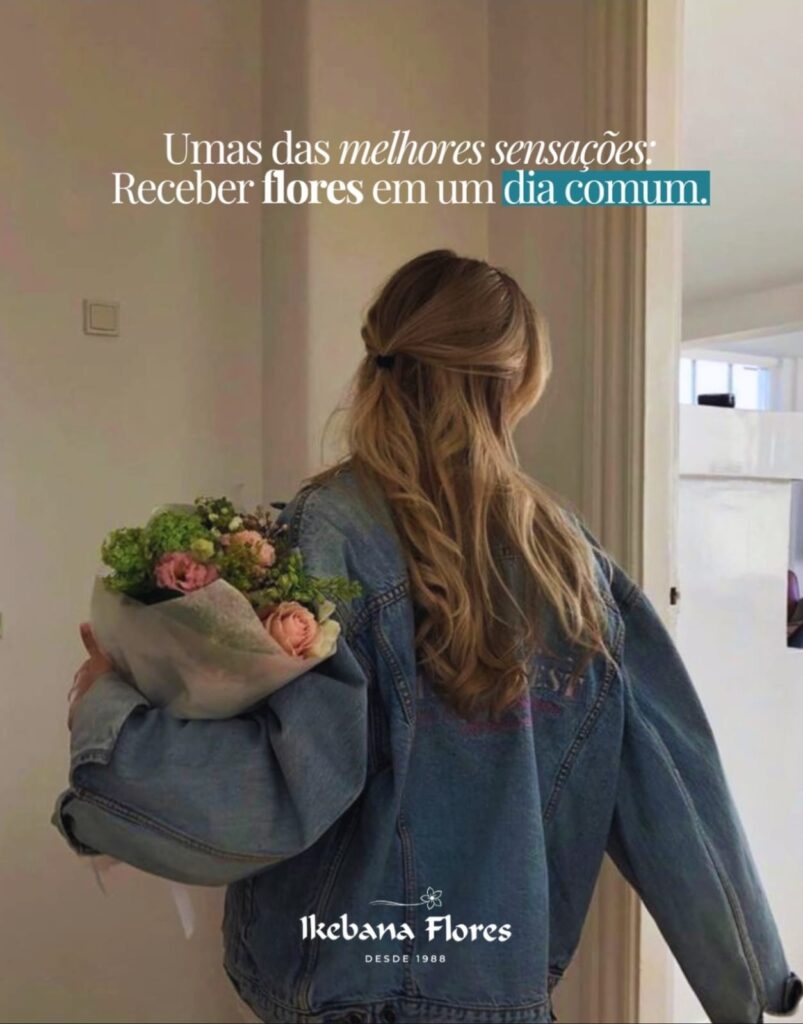 Mulher recebendo buquê de flores em casa, presente especial para surpreender em um dia comum