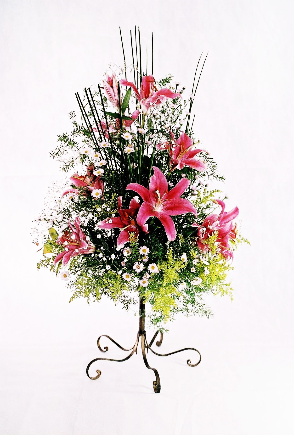 Delivery De Aparador Lirios E Arranjos De Flores Naturais Para Mesa P Bh Como fazer o arranjo de centro de mesa para bodas. brl