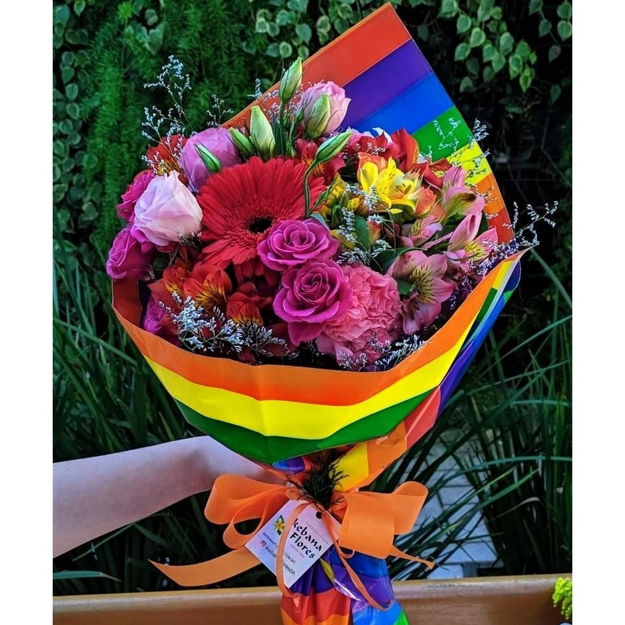 Buquê de flores coloridas de arco-íris