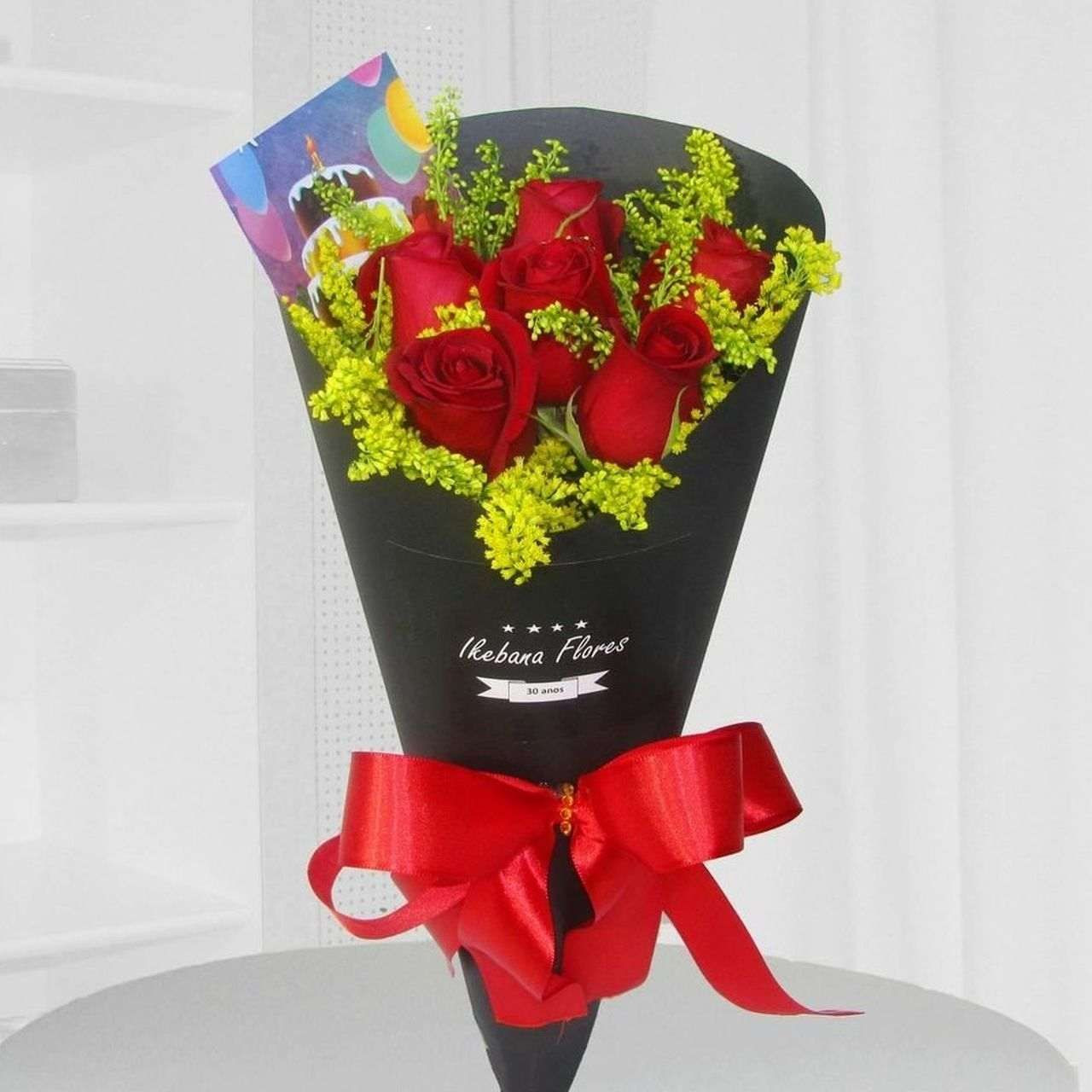 Lindo Buque De Flores Com Rosas Vermelhas No Papel Preto Buquê de rosas spray vermelhas no papel kraft. brl