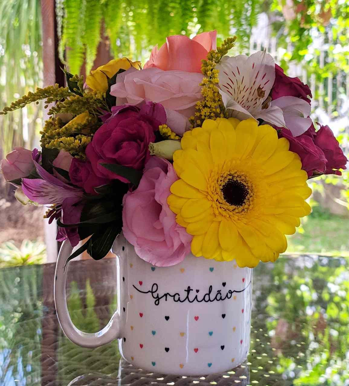 Arranjo de flores na caneca gratidão - Entregas em toda BH