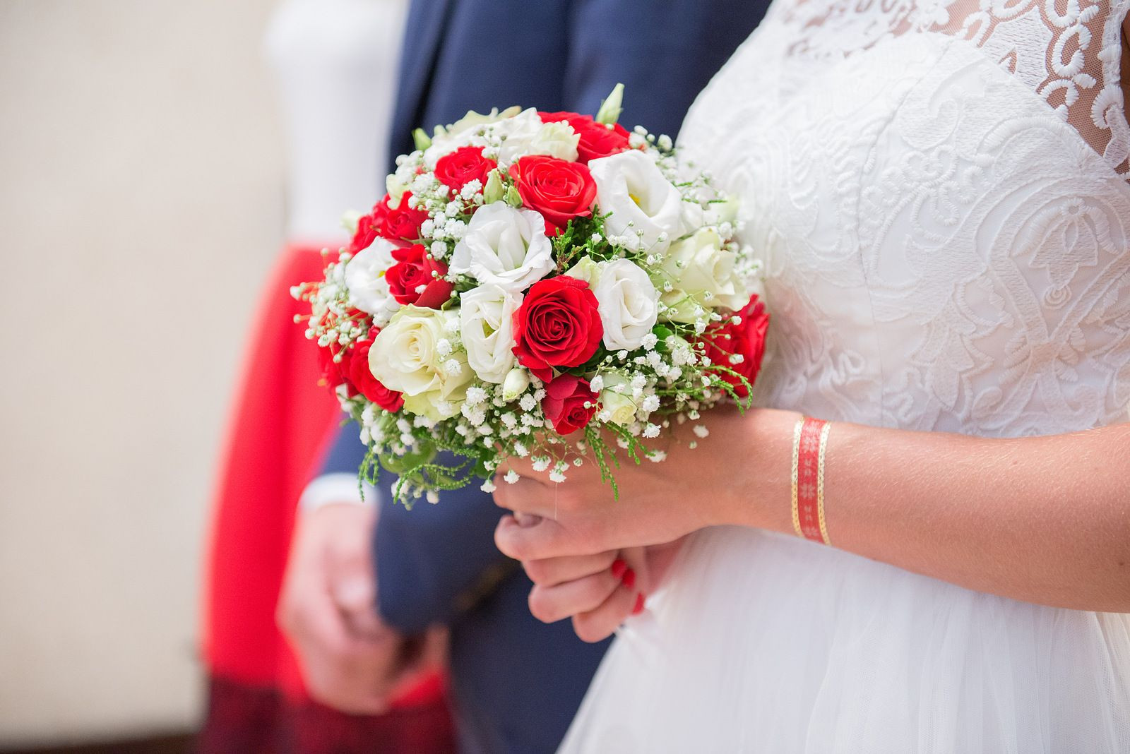 Buquê de noiva para baixinhas feito com rosas e lizianthus