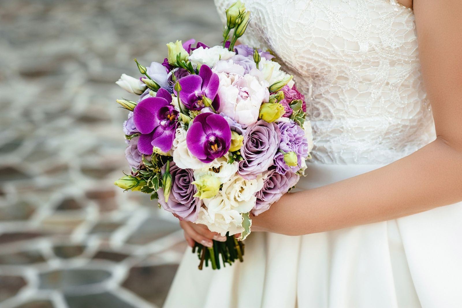 Buquê de orquideas e rosas lilás para cerimônias diurnas