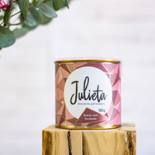 Lata rosa de biscoitos Julieta de queijo com goiabada, 100 g, sobre base de madeira