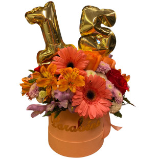 caixa de aniversário presente com flores e balão em tons laranjas