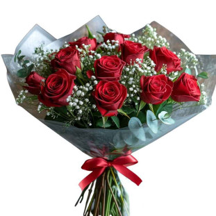 buquê de 12 rosas vermelhas no papel celfoane finalizado com laço