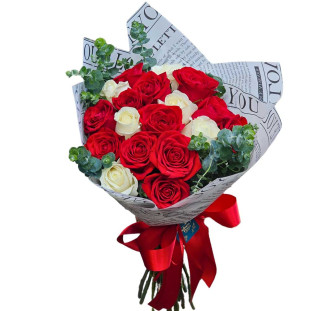 Buquê de 18 rosas vermelhas e brancas