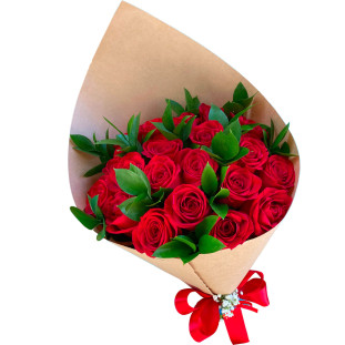 Buquê Amor em Vermelho com rosas vermelhas exuberantes, embalagem branca contrastante e laço vermelho sofisticado.