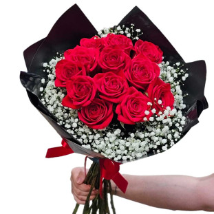 Buquê de 12 rosas vermelhas com gipsonfila em papel preto com laço de cetim, apresentando sofisticação e elegância.