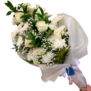 Buquê Serenidade com flores brancas frescas e embalagem branca elegante.