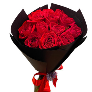Buquê de doze rosas vermelhas envolto em papel preto com laço vermelho