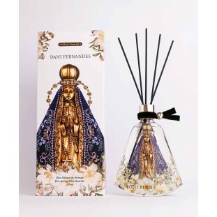 Óleo Difusor de Aromas Flor de Figo Mãe Querida Dani Fernandes 210ml com varetas com caixa ao lado