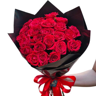 Buquê de 24 rosas vermelhas em papel black com laço de cetim vermelho.