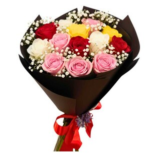 Buquê de rosas coloridas com gipsofila em papel preto e laço vermelho, presente elegante com entrega rápida em Belo Horizonte.