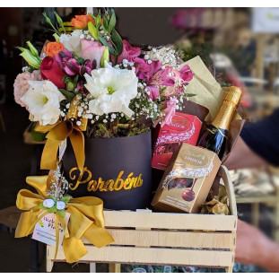 Cesta de flores para presente com Chandon e Lindt para Belo Horizonte 