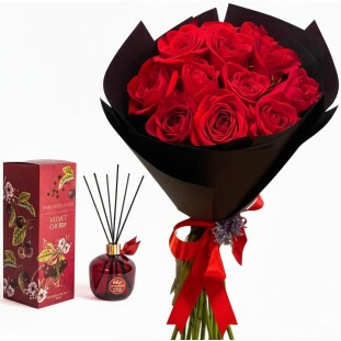 Buquê de rosas vermelhas em papel preto com laço vermelho acompanhado de óleo difusor de aromas Velvet Cherry Dani Fernandes, entrega em Belo Horizonte.