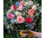 Buquê de flores coloridas e rosas coloridas em BH