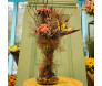 Arranjo de flores secas em vaso de vidro com borboleta decorativa
