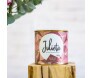 Lata rosa de biscoitos Julieta de queijo com goiabada, 100 g, sobre base de madeira