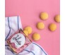 Lata rosa Julieta inclinada ao lado de biscoitos de queijo com goiabada