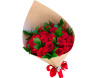 Buquê Amor em Vermelho com rosas vermelhas exuberantes, embalagem branca contrastante e laço vermelho sofisticado.