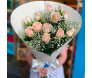 Buquê Chá Vintage com rosas no tom chá, detalhes de Gypsophila e embalagem branca de estilo vintage.