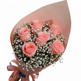 Buquê elegante de seis rosas cor de rosa com gipsonfila, envolto em papel branco com laço rosa, ideal para presentear.