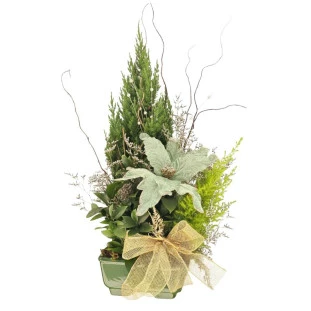 arranjo natalino com pinheiros naturais e decoração dourada em peça de cerâmica