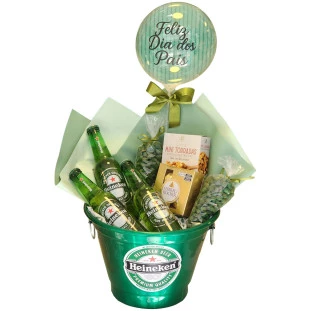 Balde Heineken estilizado com cerveja, balão de Feliz Dia dos Pais e snacks, ideal para presentear.