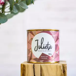 Lata rosa de biscoitos Julieta de queijo com goiabada, 100 g, sobre base de madeira