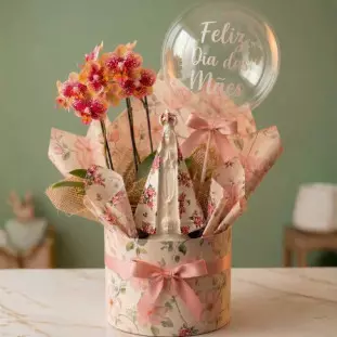 Box Graça Divina com imagem de Nossa Senhora Aparecida de manto floral, orquídeas coloridas e balão personalizado 'Feliz Dia das Mães' - Ikebana Flores BH.
