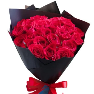 Buquê de 24 rosas vermelhas em papel black com laço de cetim vermelho.