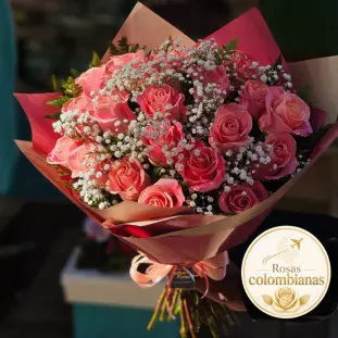 Buquê com 24 rosas rosadas e gypsophilas em embalagem sofisticada, Ikebana Flores Belo Horizonte