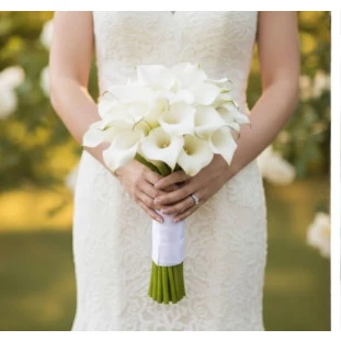 buquê de noiva com flores brancas luxuoso com uma noiva segurando ele