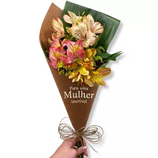 buquê em papel kraft de flores com astromélias e escrito feliz dia da mulher