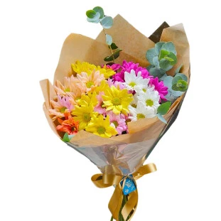 Buquê colorido de flores do campo com margaridas e astromélias, embrulhado em papel kraft e amarrado com laço dourado