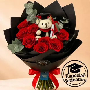 buquê de 12 rosas vermelhas embalado para presente com temática de formatura