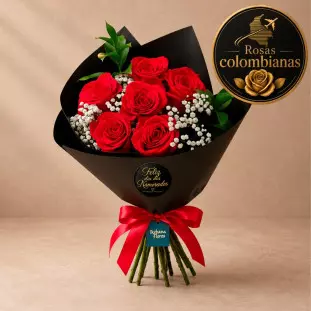 Buquê de 6 rosas colombianas vermelhas com pequenas flores brancas em embalagem preta fosca, laço vermelho e selo de autenticidade dourado - Ikebana Flores BH.