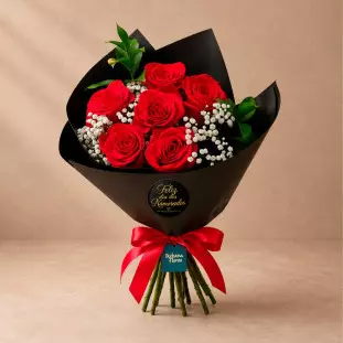 Arranjo romântico com 6 rosas vermelhas e gipsofila em cone de papel preto com adesivo Feliz Dia dos Namorados e laço de cetim - Ikebana Flores.