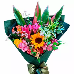 buquê composto com flores diversas da estação