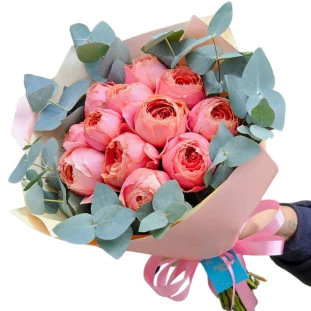 Buquê de peônias brasileiras com rosas inglesas e eucalipto em embalagem rosada