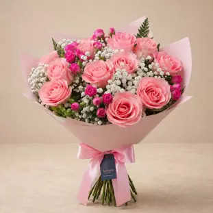Buquê de presente com 12 rosas cor de rosa, 4 hastes de mini rosa cor de rosa, gipsofila e folhagem em embalagem rosa com laço de cetim - Ikebana Flores BH.