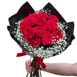 Buquê de 12 rosas vermelhas com gipsonfila em papel preto com laço de cetim, apresentando sofisticação e elegância.