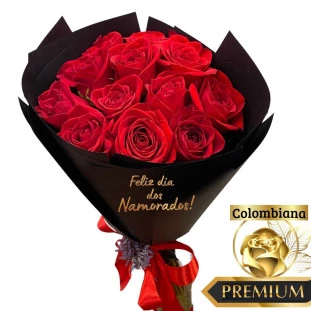 Buquê de doze rosas vermelhas envolto em papel preto com laço vermelho e escrito em dourado "Feliz Dia dos Namorados"