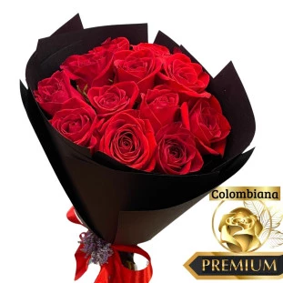 Buquê de doze rosas vermelhas envolto em papel preto com laço vermelho