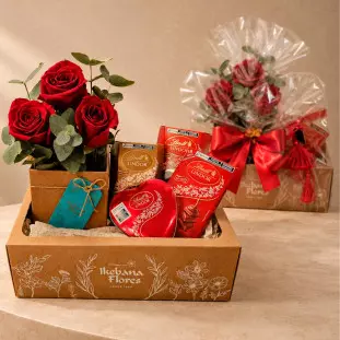 Arranjo de rosas vermelhas com chocolates Lindt Lindor em vários sabores, em uma cesta da Ikebana Flores